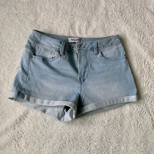 Almost Famous Mid rise shorts